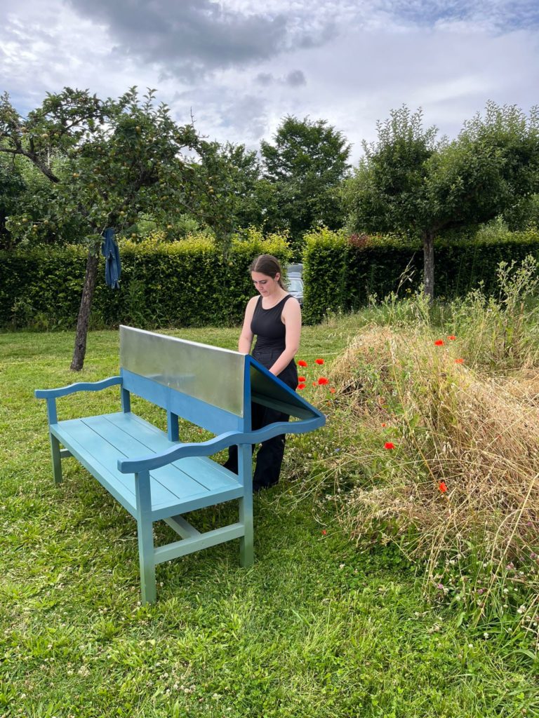 Banc design par Martin Blanchard dans les jardins impressionnistes au cœur du territoire