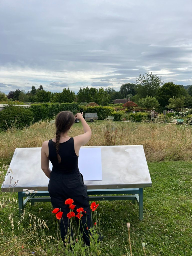 Banc design par Martin Blanchard dans les jardins impressionnistes au cœur du territoire