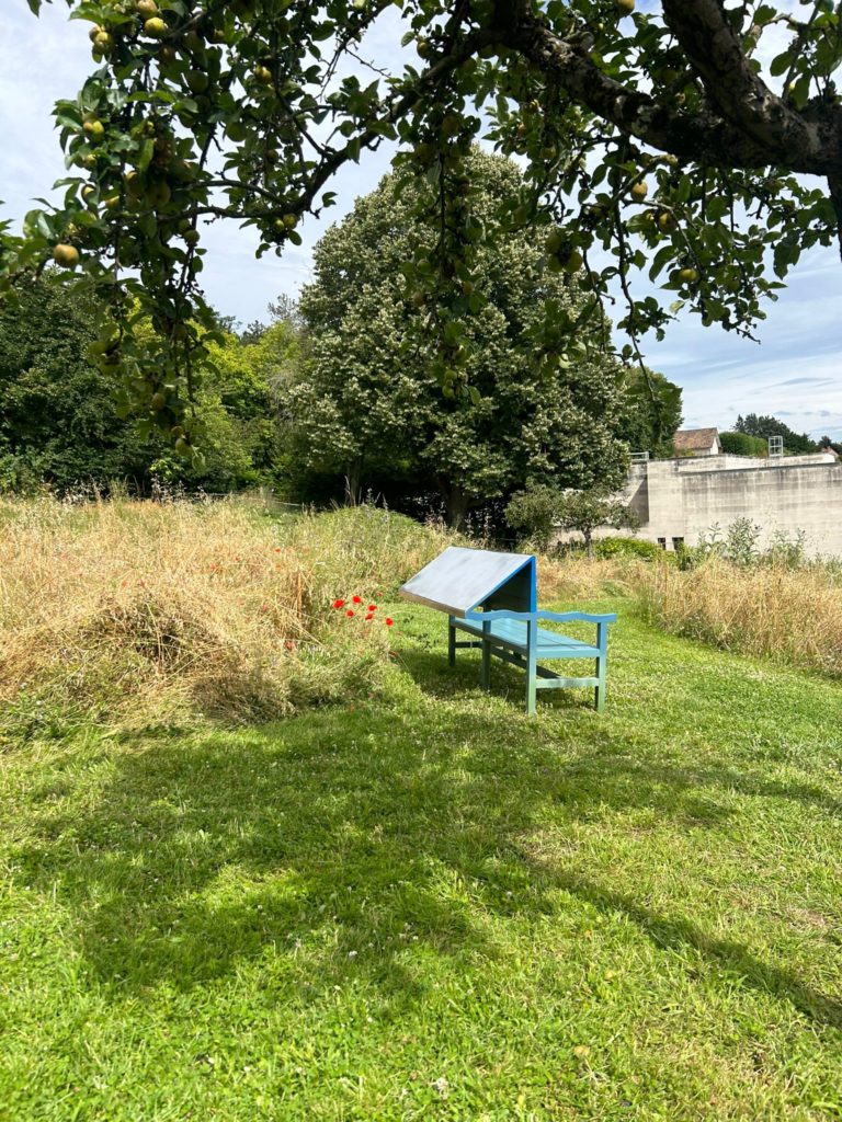 Banc design par Martin Blanchard dans les jardins impressionnistes au cœur du territoire