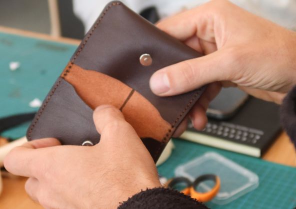 Atelier fabrication accessoire en cuir